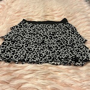 Black and white ruffle skirt. Size large.